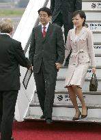 Abe, accompanied by his wife, arrives in Germany for G-8 summit