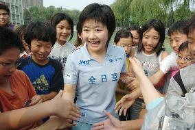 Table tennis star Fukuhara wows Japanese students in Beijing