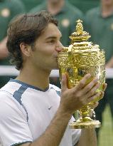 Federer gets hat-trick of Wimbledon titles