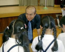 Atomic-bomb victim Sadako's brother speaks at alma mater