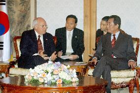 U.S. Vice Pres. Cheney talks with S. Korean Premier Goh