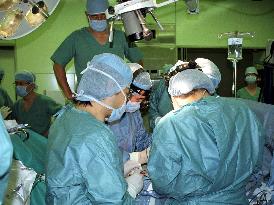 'Domino' transplant involving 4 people begins