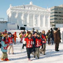 (2)Sapporo Snow Festival begins with security tightened