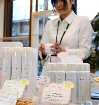 Sprays of hot-spring water mist attracting women