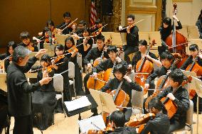 Fukushima youth musicians pluck at U.S. heartstrings