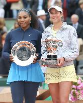 Muguruza defeats S. Williams to claim first major title