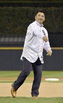Baseball: Iguchi throws 1st pitch at White Sox game