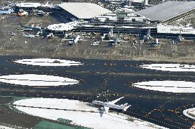 JAL plane running off taxiway at Narita