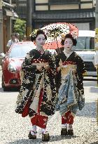 Geiko, maiko in summer greetings