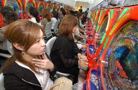 (2)Pachinko parlor for women opens in Osaka