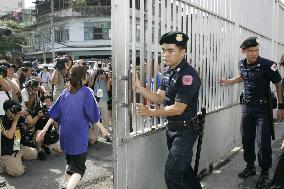 (2)Thai police forced to kick out trespassing Japan fans