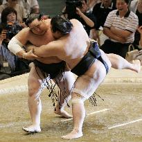 Asashoryu opens up lead at Nagoya tourney