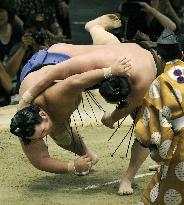 Hakuho sole man in charge at Nagoya sumo
