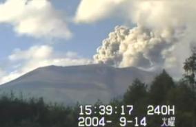 (1)Mt. Asama erupts again, billowing smoke 2,500 meters high