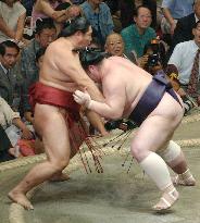 Dejima, Kyokushuzan share lead at autumn sumo tournament