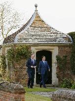 Abe, Cameron discusses global security threats at Chequers