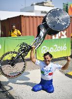 Former F1 driver Zanardi wins road hand-cycling gold