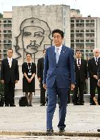 Abe meets Castro on 1st visit to Cuba by Japan leader