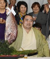 Sumo: Kakuryu beats Goeido to win Kyushu title