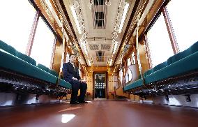 Retro subway car unveiled