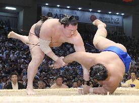 Sumo: Yokozuna Hakuho wins on opening day of Nagoya sumo