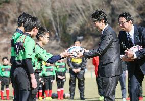 Abe's visit to Rugby World Cup stadium