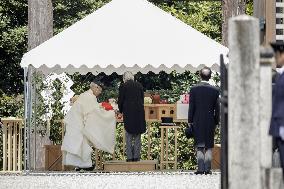 Japan emperor visits imperial mausoleum