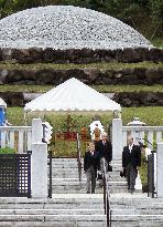 Emperor, empress visit graves of Emperor Showa, Empress Kojun