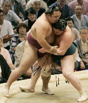 Hakuho beats Chiyotaikai