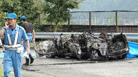 (1)7 die in truck-car crash on expressway in Gifu Pref.