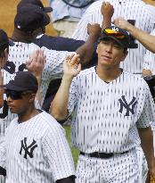 Matsui extends hitting streak on record-breaking day