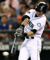 Ichiro hits in 13th consecutive game