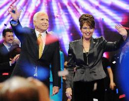 McCain gives nomination acceptance speech