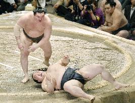 Sumo: Hakuho outlasts Kisenosato in thrilling match of undefeated