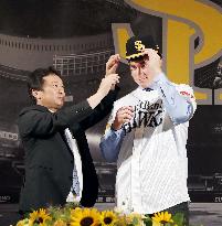 Baseball: Carter Stewart meets press in Japan