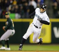 Ichiro gets 2 RBI hits