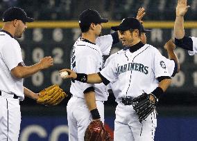 Ichiro plays against Tigers