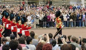 Tourists visit Buckingham Palace to see Changing of Guard