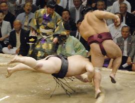 Asashoryu wins in autumn sumo, but loses to Chiyotaikai