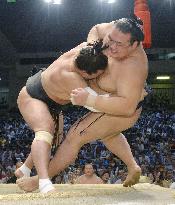 Yokozuna Harumafuji seizes sole lead in Nagoya