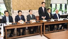 Rising-star lawmaker quits main opposition party