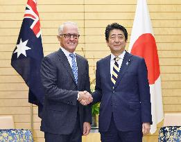 Abe, Turnbull hold talks in Tokyo