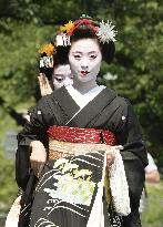 Geiko, maiko in summer greetings