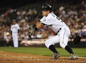 Mariners' Ichiro 3-for-5, steals 4 bags