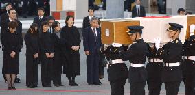 (2)Bodies of diplomats return to Japan with relatives