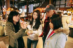 Foreign tourists flocking to Nada breweries to buy sake