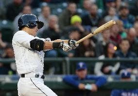 Aoki gets hit in Mariners' loss