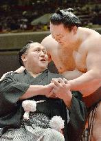Retired Kyokutenho attends topknot cutting ceremony