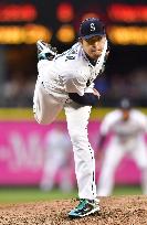 Baseball: Iwakuma gets 7th win as Mariners beat Pirates