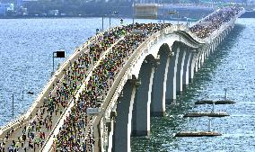 16,000 runners take part in Chiba Aqualine Marathon event